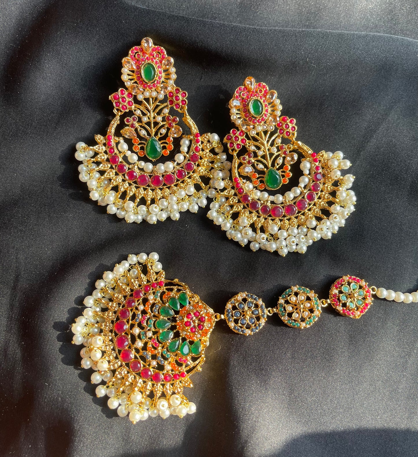 Ruhani Gold-Plated Bindiya – Green & Ruby Pink Stones with White Pearls